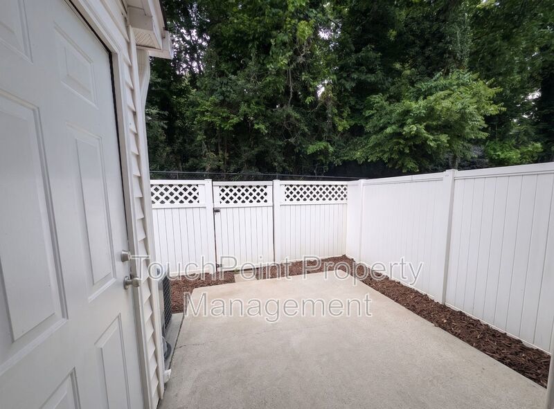 Cozy condo located in the Williamsburg on Commonwealth community minutes from Plaza Midwood! property image