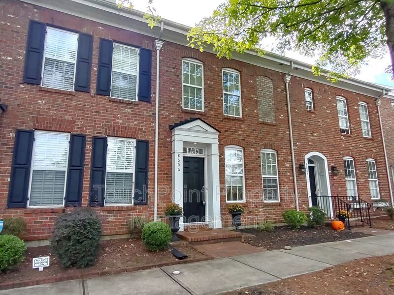 Beautiful, 2 Story Townhouse located in the Eastfield Village! property image