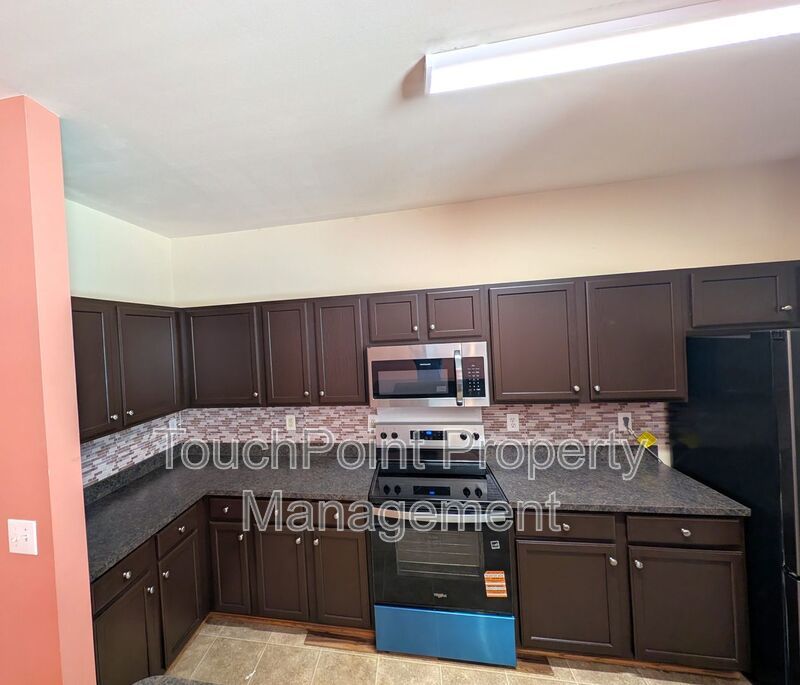 Charming, 2 Story End Unit Townhouse located in the Glenlea Park Community! property image