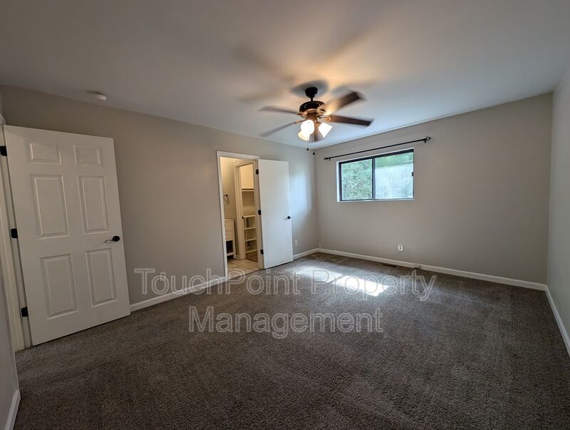 Charming  two story , 2 bedroom, 2.5 bath Condo located in the Stratfordshire Community ! property image