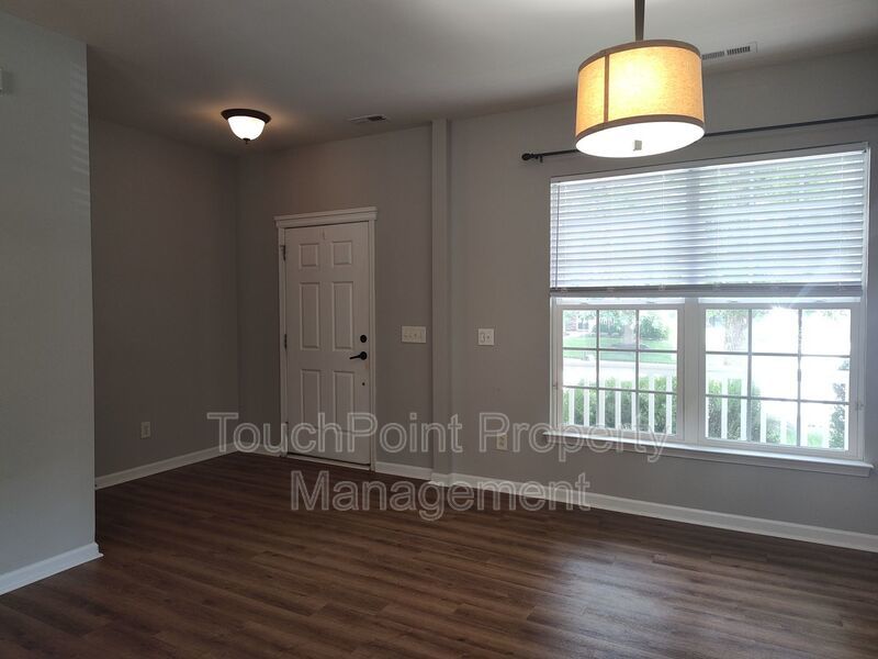Gorgeous 3 beds, 2.5 bath home located in the Falcon Ridge Community! property image