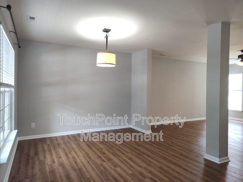 Gorgeous 3 beds, 2.5 bath home located in the Falcon Ridge Community! property image
