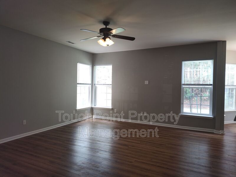 Gorgeous 3 beds, 2.5 bath home located in the Falcon Ridge Community! property image