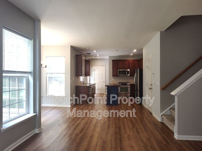 Gorgeous 3 beds, 2.5 bath home located in the Falcon Ridge Community! property image