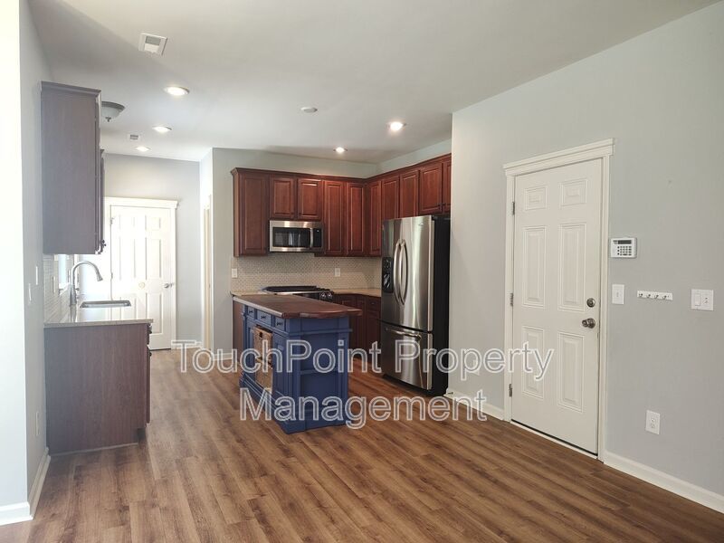 Gorgeous 3 beds, 2.5 bath home located in the Falcon Ridge Community! property image