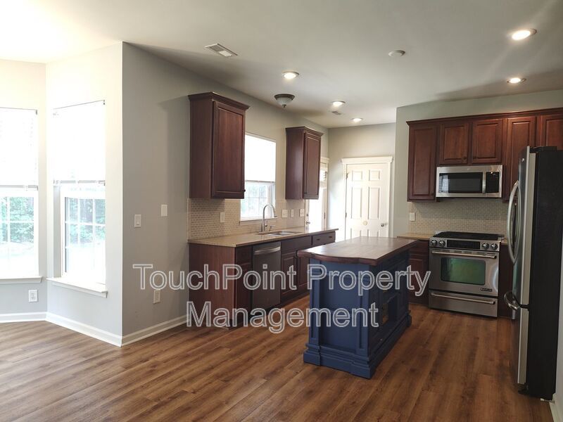 Gorgeous 3 beds, 2.5 bath home located in the Falcon Ridge Community! property image