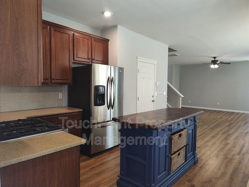 Gorgeous 3 beds, 2.5 bath home located in the Falcon Ridge Community! property image