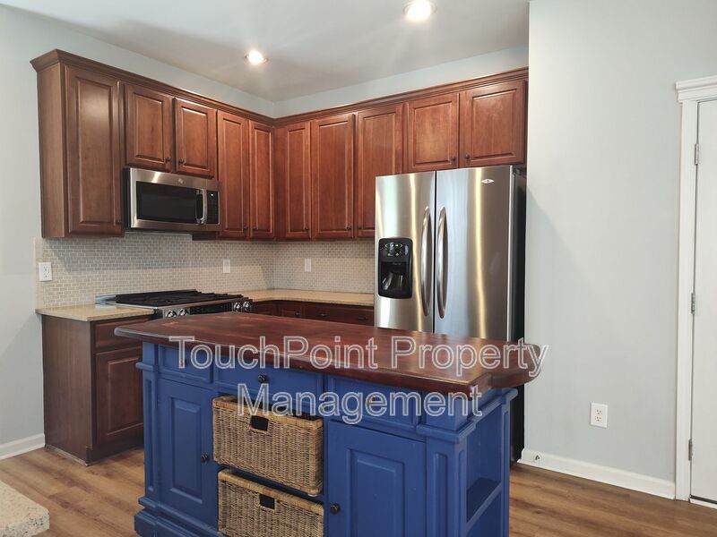 Gorgeous 3 beds, 2.5 bath home located in the Falcon Ridge Community! property image