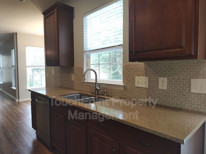 Gorgeous 3 beds, 2.5 bath home located in the Falcon Ridge Community! property image