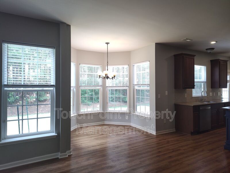 Gorgeous 3 beds, 2.5 bath home located in the Falcon Ridge Community! property image