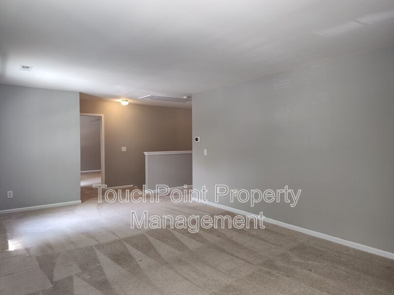 Gorgeous 3 beds, 2.5 bath home located in the Falcon Ridge Community! property image