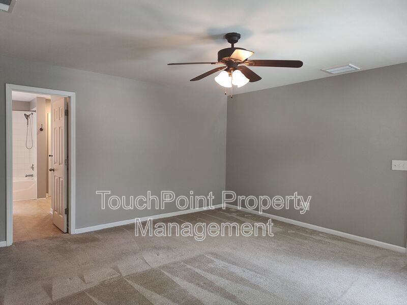 Gorgeous 3 beds, 2.5 bath home located in the Falcon Ridge Community! property image