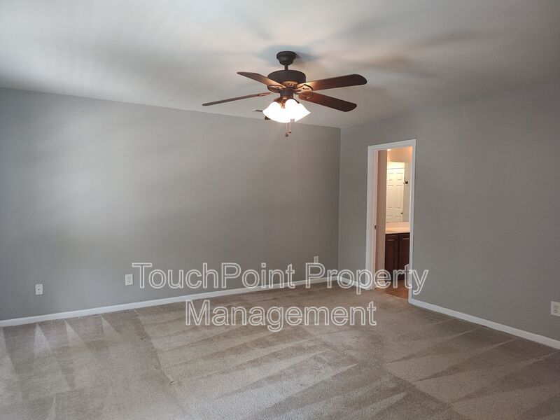 Gorgeous 3 beds, 2.5 bath home located in the Falcon Ridge Community! property image