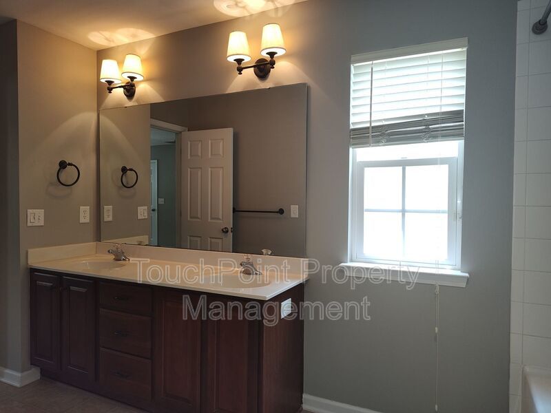 Gorgeous 3 beds, 2.5 bath home located in the Falcon Ridge Community! property image