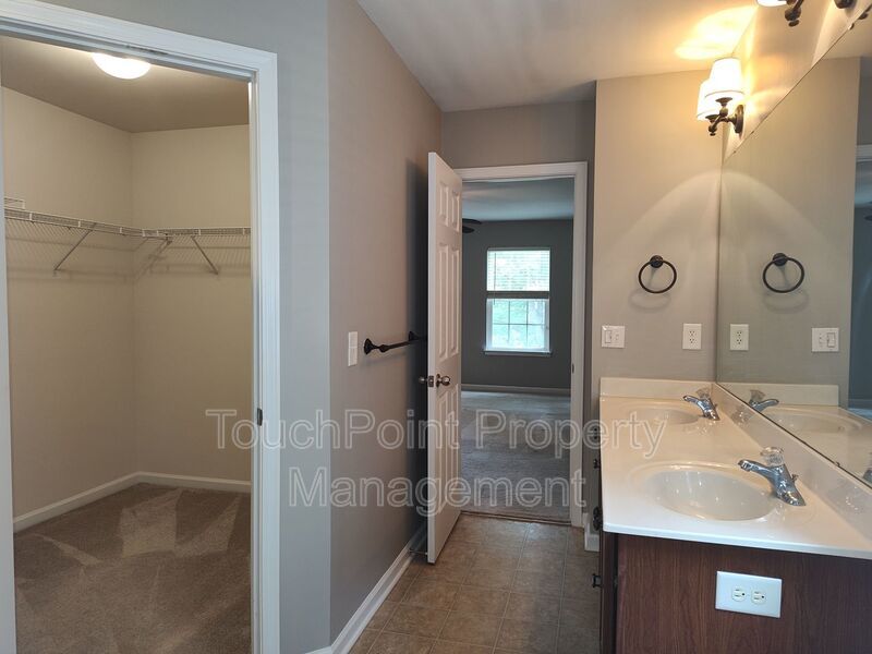Gorgeous 3 beds, 2.5 bath home located in the Falcon Ridge Community! property image