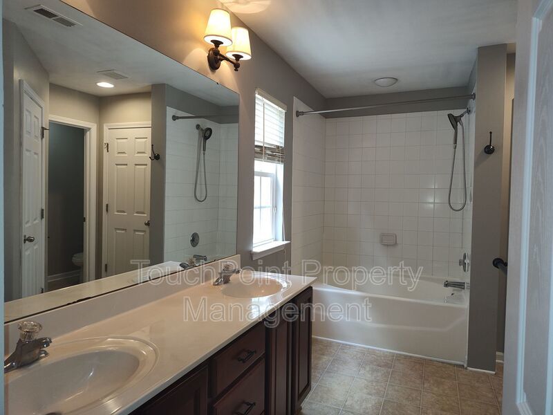 Gorgeous 3 beds, 2.5 bath home located in the Falcon Ridge Community! property image