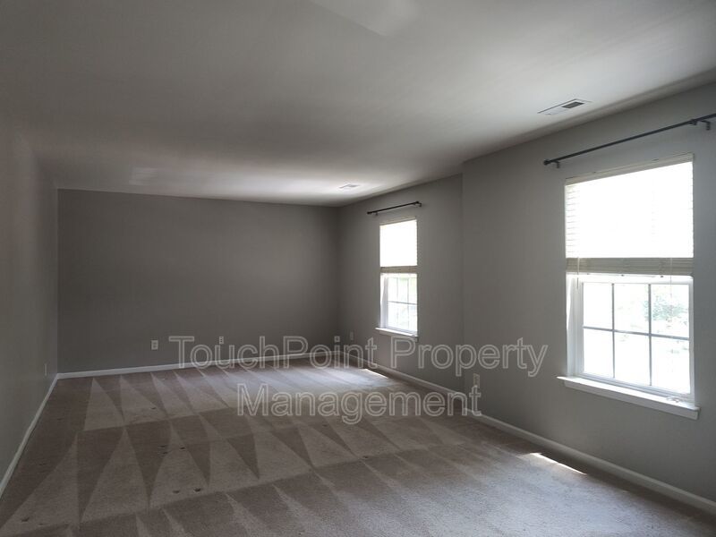 Gorgeous 3 beds, 2.5 bath home located in the Falcon Ridge Community! property image
