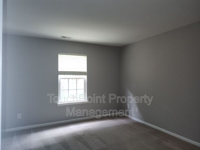 Gorgeous 3 beds, 2.5 bath home located in the Falcon Ridge Community! property image