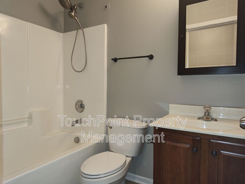 Gorgeous 3 beds, 2.5 bath home located in the Falcon Ridge Community! property image