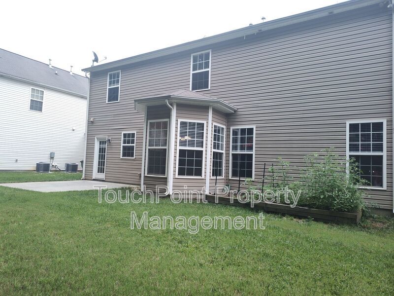 Gorgeous 3 beds, 2.5 bath home located in the Falcon Ridge Community! property image