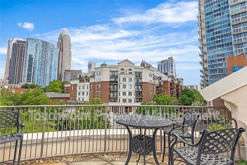 Charming Condo Located in Park Plaza Community! property image
