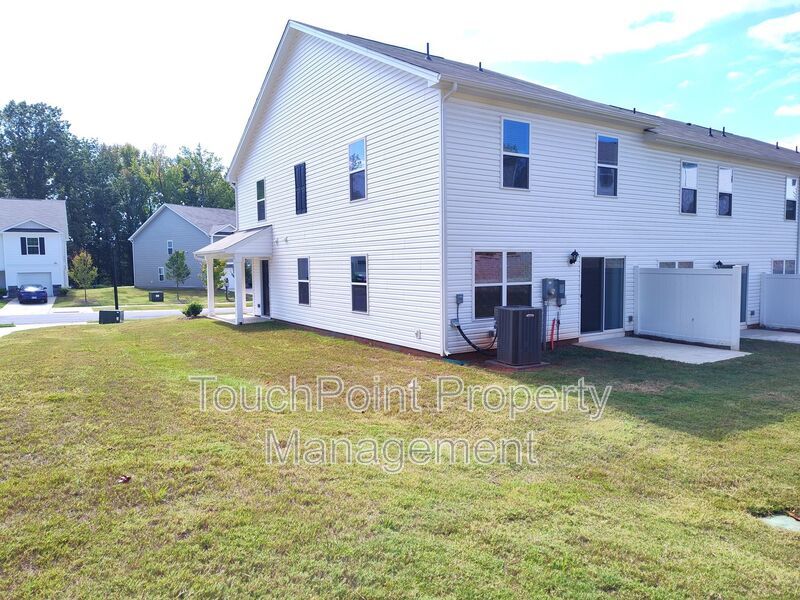 Beautiful, end-unit, townhome located in the Mallard Creek Towns Community in Charlotte! property image