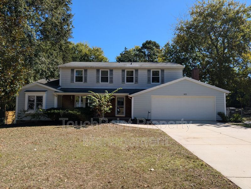 Cozy 2 story, 5 bedroom, 3.5 bathroom home located in Shadow Lakes! property image