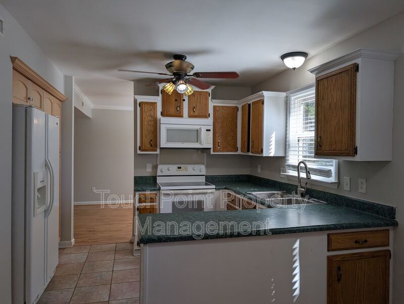 Cozy 2 story, 5 bedroom, 3.5 bathroom home located in Shadow Lakes! property image