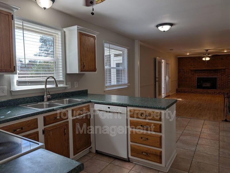 Cozy 2 story, 5 bedroom, 3.5 bathroom home located in Shadow Lakes! property image