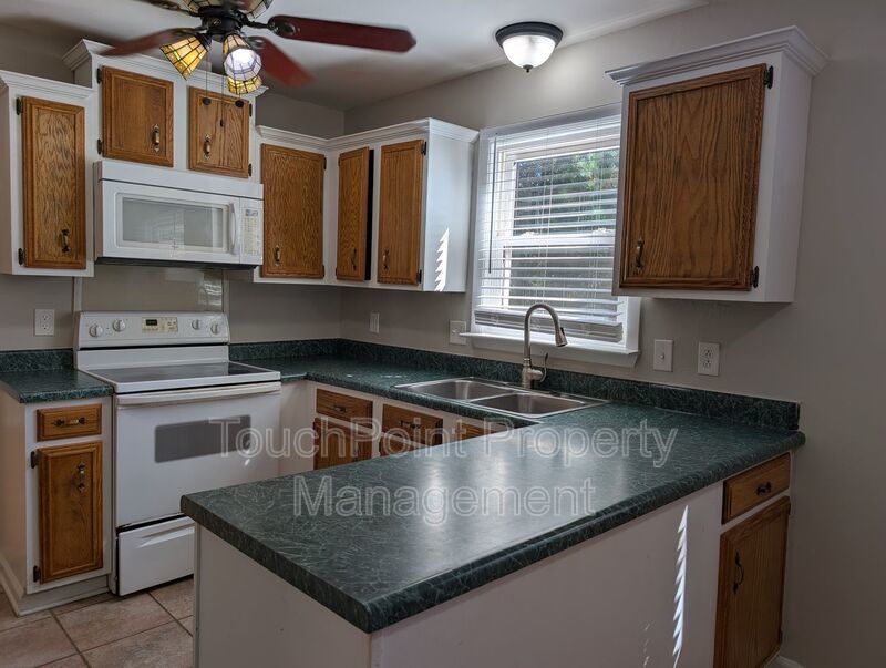 Cozy 2 story, 5 bedroom, 3.5 bathroom home located in Shadow Lakes! property image