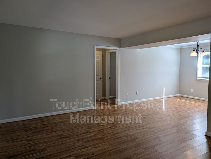 Cozy 2 story, 5 bedroom, 3.5 bathroom home located in Shadow Lakes! property image