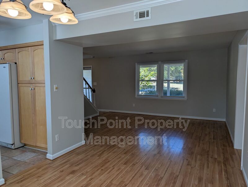 Cozy 2 story, 5 bedroom, 3.5 bathroom home located in Shadow Lakes! property image