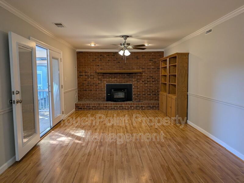 Cozy 2 story, 5 bedroom, 3.5 bathroom home located in Shadow Lakes! property image