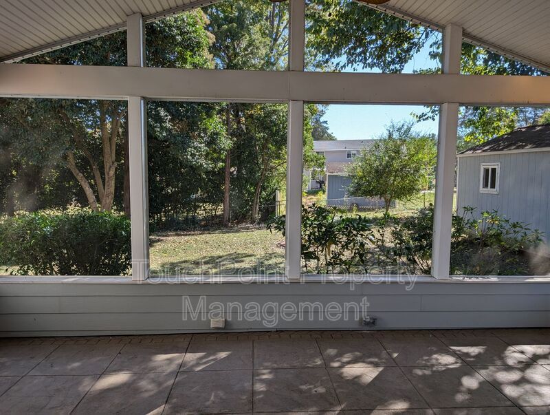 Cozy 2 story, 5 bedroom, 3.5 bathroom home located in Shadow Lakes! property image