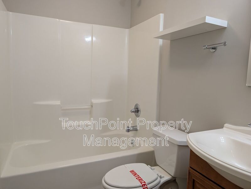 Cozy 2 story, 5 bedroom, 3.5 bathroom home located in Shadow Lakes! property image