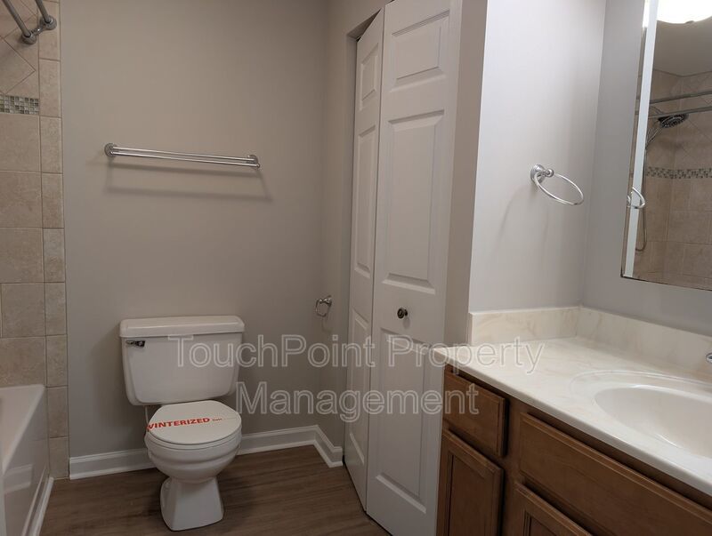 Cozy 2 story, 5 bedroom, 3.5 bathroom home located in Shadow Lakes! property image