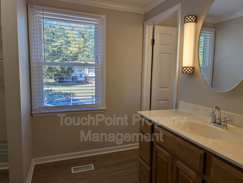 Cozy 2 story, 5 bedroom, 3.5 bathroom home located in Shadow Lakes! property image