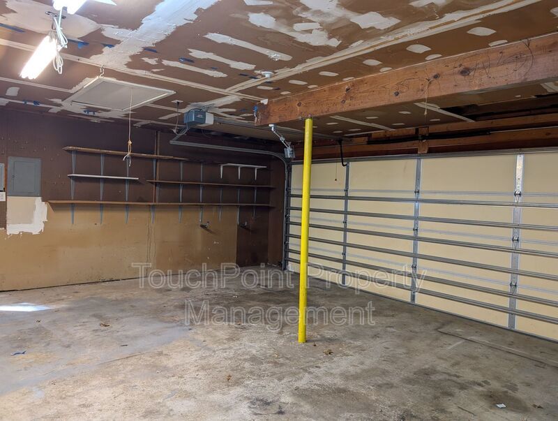 Cozy 2 story, 5 bedroom, 3.5 bathroom home located in Shadow Lakes! property image