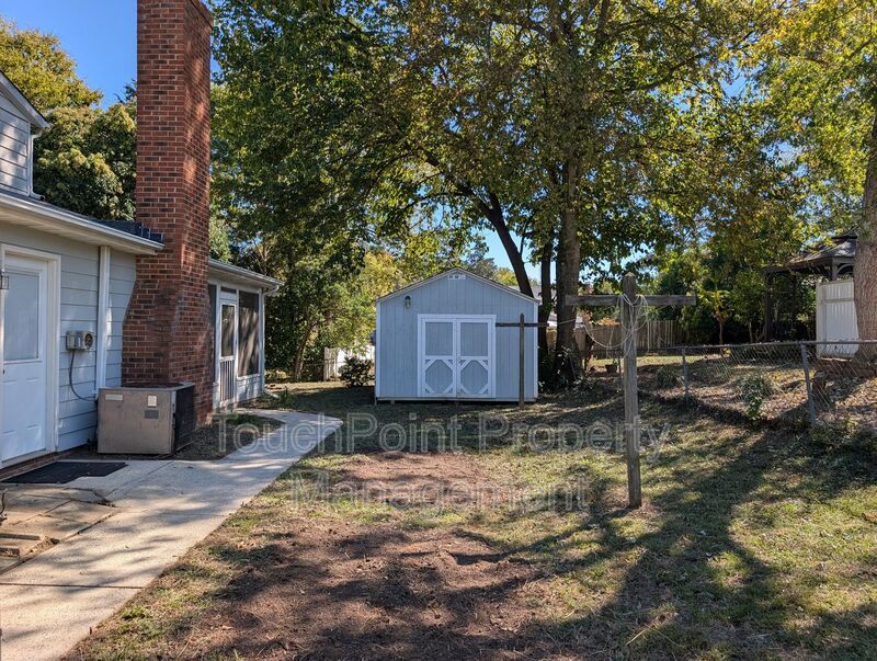 Cozy 2 story, 5 bedroom, 3.5 bathroom home located in Shadow Lakes! property image