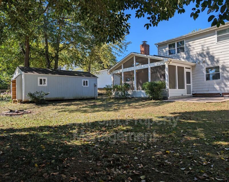 Cozy 2 story, 5 bedroom, 3.5 bathroom home located in Shadow Lakes! property image