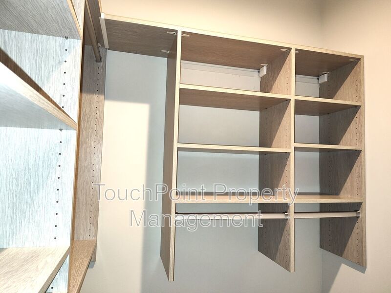 Pristine, 4 bed, 3.5 bath Townhome Located in the Kee Court Community! property image