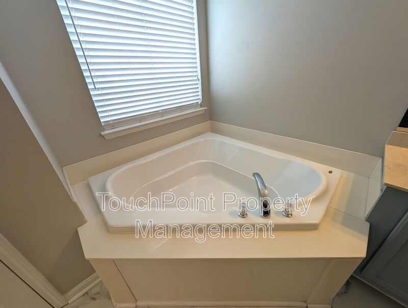 Pristine 4 bed, 2.5 bath Home Located in the Falcon Ridge Community! property image