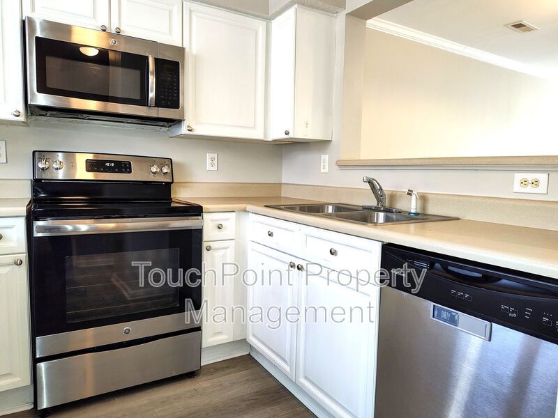 Cozy, 2 story, 2 bedroom, 2.5 bath Townhome Located in the Melrose Community! property image