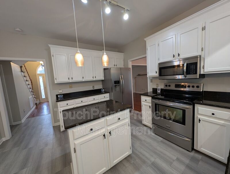 Beautiful 2 story, 4 bed, 2.5 bath Home Located in the Davis Lake Community! property image