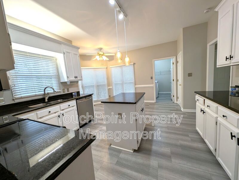 Beautiful 2 story, 4 bed, 2.5 bath Home Located in the Davis Lake Community! property image