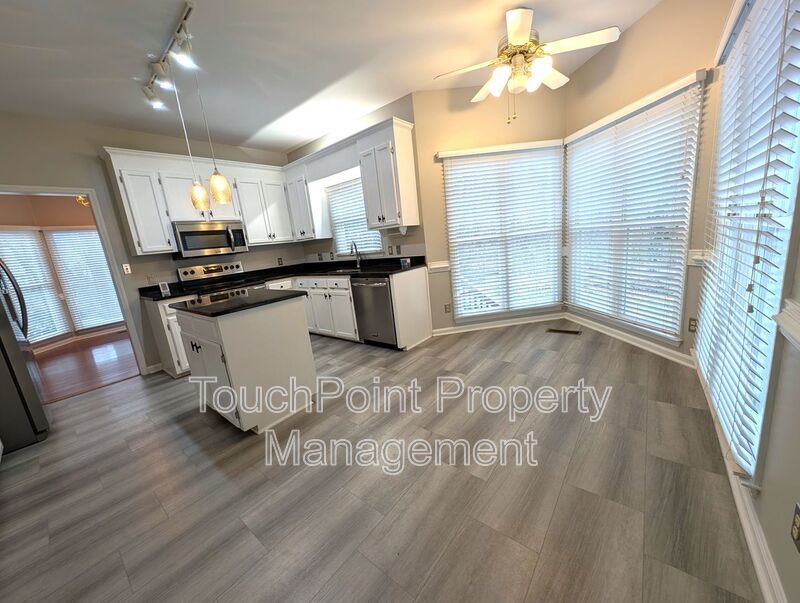 Beautiful 2 story, 4 bed, 2.5 bath Home Located in the Davis Lake Community! property image