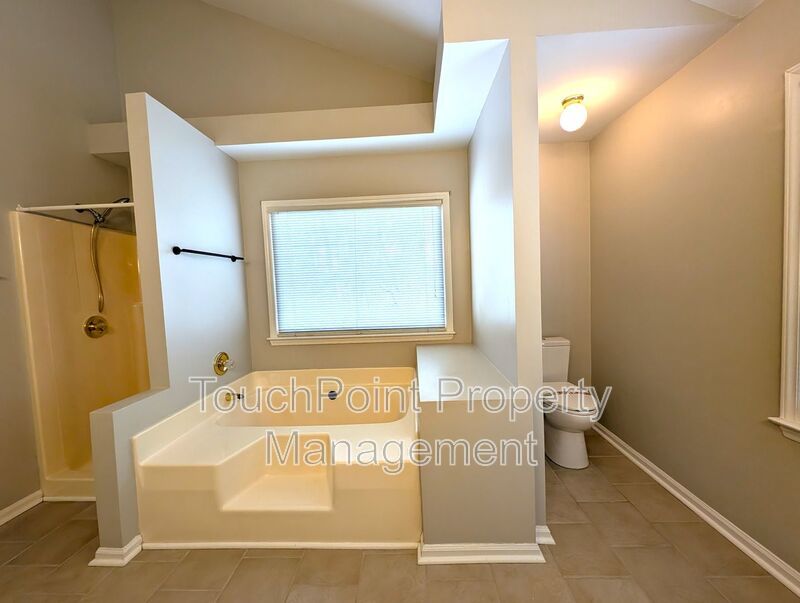 Beautiful 2 story, 4 bed, 2.5 bath Home Located in the Davis Lake Community! property image