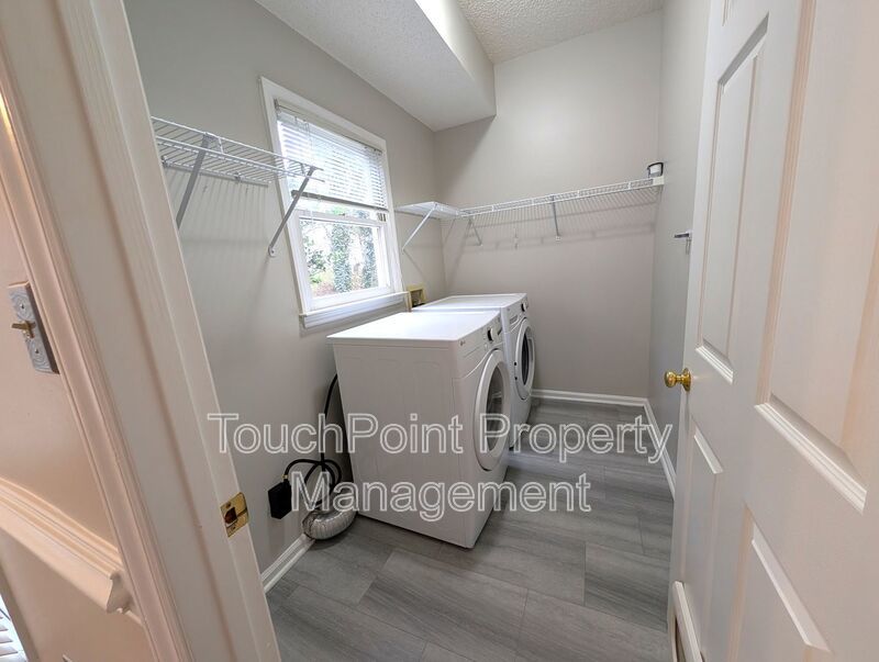 Beautiful 2 story, 4 bed, 2.5 bath Home Located in the Davis Lake Community! property image